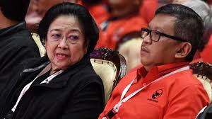 Dalam foto yang beredar tersebut, megawati tampak dipeluk dan dirangkul. Megawati Heran Anak Muda Senang Berorientasi Pada Amerika Nasional Tempo Co