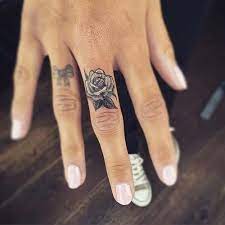 Finger Rose Tattoo Orta Parmak Gul Dovmesi Finger Rose Tattoo Pink Tattoo Tiny Finger Tattoos