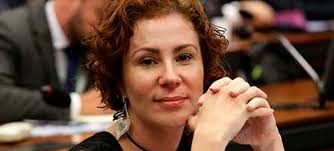 Segundo a jornalista, no mês passado, joice afirmou no twitter que carla pegava roupas dela emprestadas (antes de brigarem) e não devolvia. Carla Zambelli Diz Que Joice Hasselmann Deve Ser Ignorada Veja O Video Foco Politico