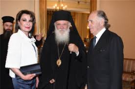 Παρόντες επίσης είναι η πρόεδρος της επιτροπής ελλάδα 2021 γιάννα αγγελοπούλου με τον σύζυγό της θόδωρο, ο διοικητής της τράπεζας της ελλάδας γιάννης στουρνάρας, η μαριάννα βαρδινογιάννη καθώς και οι υπουργοί που συνοδεύουν τους ομολόγους τους που βρίσκονται στη χώρα ως. Ta Paraleipomena Toy Basilikoy Deipnoy Sto Proedriko Megaro Einai Arketa Pikantika Fwto Report Plus