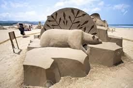 Que cache l'ours polaire ? Fulong Taiwan Mai 23 2012 Une Sculpture D Ours Polaire Sable A La Plage Pour Celebrer La Fulong Festival De Sculptures De Sable Mai 23 2012 A Fulong Taiwan Banque D Images Et Photos Libres De Droits