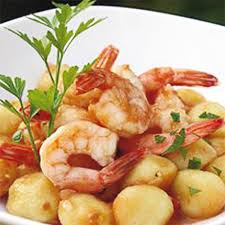 Il risotto limone e gamberetti è un primo perfetto per l'estate, venite a scoprire come realizzarlo seguendo la nostra video ricetta. Gnocchetti Di Patate Al Limone Con Gamberi Rossi Fresco Pesce