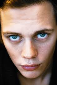 Lequel des frères Skarsgård trouvez-vous le plus attirant — Alex ou Bill ?  Je préfère Bill — il a ces yeux hypnotiques, surnaturels et un sourire  charmant. J'aime la combinaison des yeux