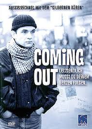 Від coming out of the closet — « вийти з шафи », у значенні «вийти із темряви. Kaming Aut Film Vikipediya