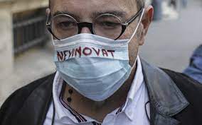 Deve scoprire chi tira le fila del contrabbando dei diamanti. 2ji6gnwmmq2lkm