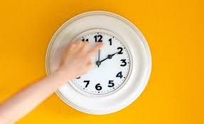 Este sábado 05 de septiembre se dejará atrás el horario de invierno para dar inicio al horario de verano, es decir, cuando el reloj marque las 00:00 horas pasarán a ser las 01:00 horas del domingo. Cambio De Hora Revisa Aqui El Horario Oficial De Chile Tele 13