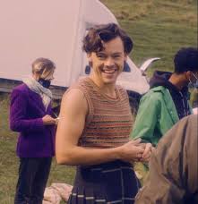 Harry styles, 26, is the first male model to appear solo on the cover of vogue. Harry Styles Vogue Bts Harry Styles Pictures Harry Styles Photos Harry Styles Vogue