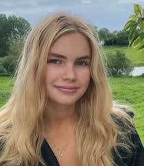 Jillian Beck's Instagram, Twitter & Facebook