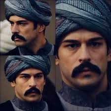 Bali Bey Noticing Something Odd While Protecting The Sultan The Magnificent Century Krasivye Muzhchiny Muzhchiny Lyubov