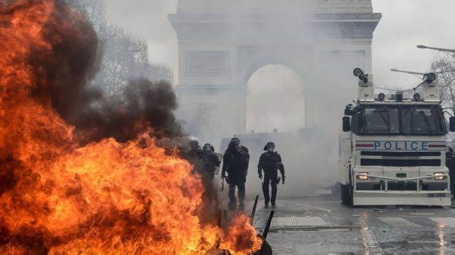 Resultado de imagem para protestos em paris 2019"