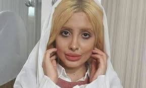 كما أكدت جولي أنها فقدت عذريتها وهي في ال14 من عمرها، وكان ذلك في غرفة نومها بمباركة والدتها، حيث كانت الاخير في الغرفة المجاورة. Ø¥ÙŠØ±Ø§Ù† Ø§Ù„Ø¥ÙØ±Ø§Ø¬ Ø¹Ù† Ø´Ø¨ÙŠÙ‡Ø© Ø£Ù†Ø¬Ù„ÙŠÙ†Ø§ Ø¬ÙˆÙ„ÙŠ Ø¨ÙƒÙØ§Ù„Ø©