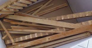 Ca Caquette Ca Caquette Mais Ca Ne Pond Pas Vite Voila Mon Egouttoir En Pieces Detachees Je Commence Poulailler Bricolage Creche De Noel Lame De Bois