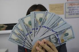Nilai tukar telah jatuh ke nilai terendah. Rupiah Loyo Eksportir Importir Beli Dolar Berapa Hari Ini