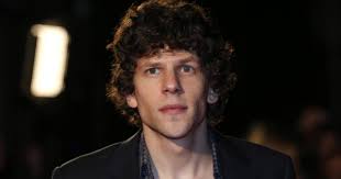 JESSE EISENBERG będzie kręcić film w Lublinie wraz z gwiazdą „Sukcesji”.  Poszukiwani są statyści