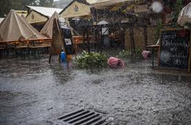 Zuvor hatte der deutsche wetterdienst (dwd) im südwesten vor starkregen von 30 bis 50 litern pro. Unwetter Uber Stuttgart Starkregen Trifft Weindorf Und A8 Stuttgart Stuttgarter Zeitung