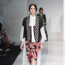 Berikut contoh perpaduan warna baju ungu dan hijab modis modern. Sejauh Mana Kain Lurik Bisa Dimodifikasi Jadi Busana Modern
