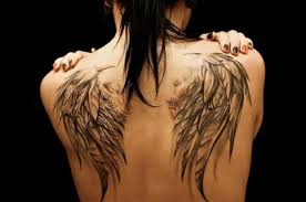 Nch Eine Frau Mit Einer Tollen Engelsflugel Tattoo Hier Sind Zwei Grosse Engelsflugel Mit Langen Engelsflugel Tattoo Engelsflugel Tattoos Flugel Tattoo Rucken