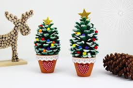 Sapin De Noel Avec Une Pomme De Pin Noel 10 Doigts Pomme De Pin Noel Decoration Noel Maternelle Deco Noel Maternelle