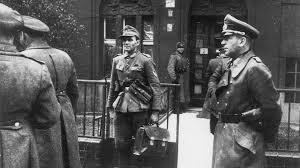 Mai 1945, um 23:01 uhr, schweigen in europa die waffen. Das Kriegsende In Berlin Wurde In Michael Mullers Elternhaus Besiegelt Kapitulation Am Wohnzimmertisch Rbb24
