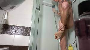 Espiando en un hombre gay inexperto en la ducha.Gran polla y buenos pies.  ver en linea