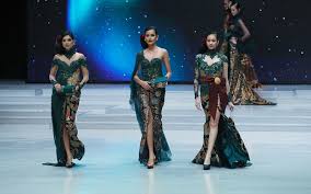 Anne avantie/ kebaya panjang / anne avantie/ kebaya panjang : 15 Inspirasi Kebaya Klasik Karya Anne Avantie Di Indonesia Fashion Week 2018