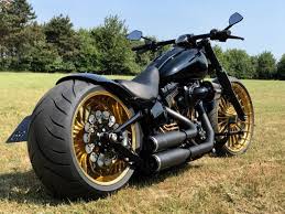 The breakout finds its inspiration from drag bikes and this is what it tries to evoke and is more or less a modern interpretation of it. Harley Davidson Breakout Blackgold300 By 69customs Dark Kustom Custom Bikes