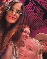 A beautiful evening celebrating Julian Schnabel at Guild Hall East Hampson.  Also Executive Director Andrea a special thanks for the private tour of the  newly refurbished theater sneak peek after dinner ♥️🩷❤️