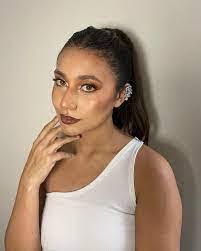 Elina Arroyo's Instagram, Twitter & Facebook