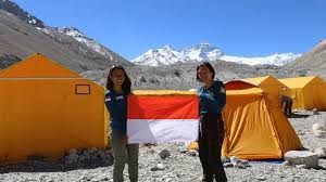 Ke jerman naik kereta ae85. Dua Pendaki Wanita Indonesia Cetak Sejarah Baru Seven Summits