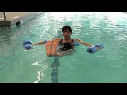 4 Water Yoga Poses For A Tight Core Class Fitsugar Youtube Swimming Pool Exercises Pool Workout Water Yoga Poses