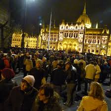 Tüntetés az életért és a szabadságért címmel kezdődött demonstráció a budapesti hősök terén vasárnap délben.néhány száz. File Tuntetes Kossuth Ter 2014 11 17 2 Jpg Wikipedia