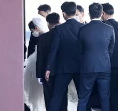 세상의 축복과 응원 속 세기의 결혼식 이라는 이름으로 평생을 함께하겠다던 아모레퍼시픽그룹 서경배 회장 장녀 서민정 그리고 홍정환 보광창업투자 투자심사총괄 두 사람의 결혼은 2021년 5월 22일 8개월만에 합의 이혼 소식을 전해. Ys3 Pujwzxsrem