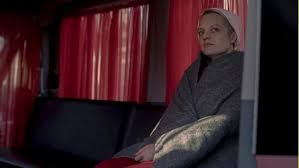 Au cours d'une cérémonie réunissant les servantes, les commandants, leurs épouses et leurs bébés, june conseille à serena de se réconcilier avec son époux. The Handmaid S Tale Saison 3 Episode 4 Ce Soir June Et Serena S Allient Melty