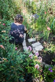 Rundbeet Anlegen Ziegelsteine Beeteinfassung Und Steineinfassung