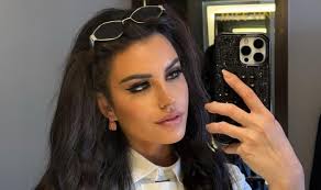 Cada look mejor que el anterior": Karen Doggenweiler y Rafa Araneda  deslumbran en los Grammy Latinos