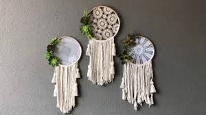 Tığ işi ile çok sayıda ürün oluşturulması mümkün… kimisi kullanım için olan bu ürünlerin kimisi ise sadece dekoratif süsleme amaçlı kullanılabiliyor. Duvar Susu Kasnak Pano Makrome Dantelden Neler Yapilir Youtube