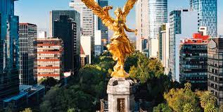La puerta de acceso al mausoleo ostenta este precioso medallón representativo de la república mexicana, para el cual se dice que posó alicia. La Historia Del Angel De La Independencia
