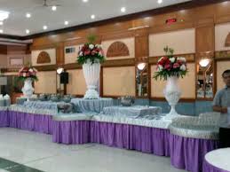 Hiasan meja beradap sepasang kerusi mempelai 6 pcs walkway karpet merah 60 feet pintu gerbang. Meja Prasmanan Dekor Bunga Sewa Tenda Murah