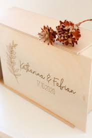 Personalisierte Erinnerungskiste Zur Hochzeit Holzkiste Mit Namen Personalisiertes Geschenk Zur Hochzeit Erinnerungsbox Fur Paare In 2020 Place Card Holders Customized Gifts Cards