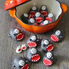 trick or treat my halloween meringues and sleepy kaonashi wish you a special holiday 馬林糖出來嚇人了 雕刻了一粒貓車南瓜還有拍照拍到睡著的無臉男小狗 大家萬聖節愉快 me