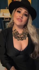 Renee Hennessey's Instagram, Twitter & Facebook