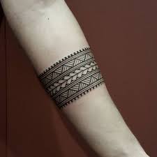Tatuajes Etnicos Disenos Para Hombres Y Mujeres Con Significados Los tatuajes en el antebrazo representan la virilidad y la masculinidad, por lo que no es de extrañar que sea uno de los sitios favoritos por los hombres para si no quieres tatuarte todo el brazo porque no te gustan los diseños extensos, porque le temes a la aguja o porque quieres cuidar tu trabajo, opta. hombres y mujeres con significados