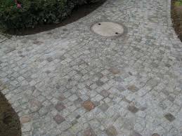 Fahrweg Im Garten Aus Natursteinpflaster Bitte Hier Klicken Um Dieses Bild In Seiner Vollen Grosse Zu Betrachten Herbstbepflanzung Pflaster Garten
