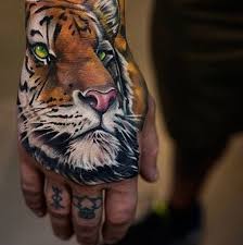 Realistic Tiger Hand Tattoo Idea Tatuagens Literarias Tatuagem Colorida Tatuagem Na Mao