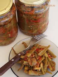 Se curăță fasolea și se spală bine în două ape, apoi se când apa a dat în clocot se adaugă jumătate din cantitatea de fasole și se amestecă constant. Ghiveci De Fasole Verde La Borcan Keep It Simple