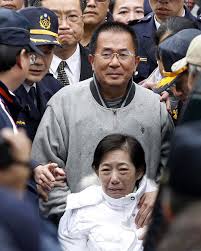 奔丧结束陈水扁搭上警车返回台北监狱(图)_台湾万象_中国台湾网
