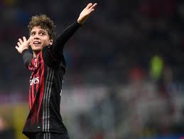 نال مانويل لوكاتيلي نجم منتخب إيطاليا جائزة أفضل لاعب في انتصار الأزوري على نظيره إيطاليا ضد سويسرا. Ù…ÙŠÙ„Ø§Ù† Ø¹Ø¨Ø± ÙŠÙˆÙÙ†ØªÙˆØ³ Ø¨ØµØ§Ø±ÙˆØ® Ù„ÙˆÙƒØ§ØªÙŠÙ„ÙŠ