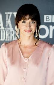 In the premiere of peaky blinders season 5, the spanish princess' elliott cowen appears as a reporter for the london times investigating tommy. Charlene Mckenna Peaky Blinders Uk Premiere 04 Gotceleb