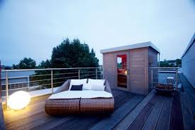Das Draussen In Der Sauna Erleben Schwimmbad De Sauna Dachterrasse Gestalten Sauna Fur Zuhause