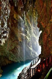 En la provincia de zaragoza, entre las montañas del sistema ibérico y muy cerca del pueblo de nuévalos, existe un paraíso de vegetación y agua donde el rumor de las diferentes cascadas que allí se. Monasterio De Piedra Un Oasis De Agua En La Provincia Zaragoza